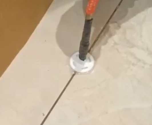 呈贡瓷砖空鼓维修公司专业解答瓷砖在铺贴过程中，如果没有涂抹均匀到位的粘结材料（如水泥砂浆或瓷砖胶），可能会导致以下问题