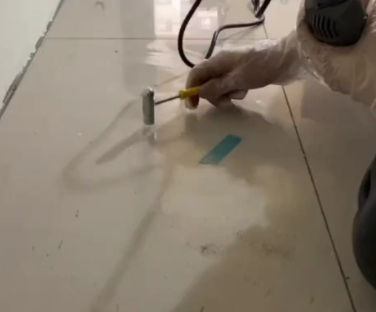 呈贡瓷砖开裂维修公司专业分享瓷砖在铺贴前如果没有沥干水分，将会导致以下问题