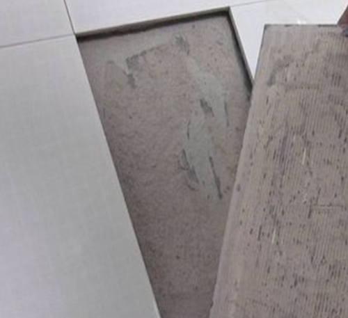 呈贡瓷砖空鼓维修公司分享瓷砖铺贴时如果打浆（即涂抹在瓷砖背面和基层上的砂浆或瓷砖胶）过少，会带来以下问题